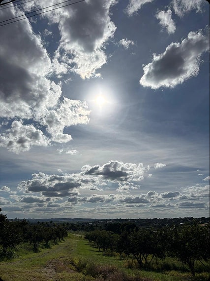 Fotografia autoral 5 - Sol entre nuvens dramáticas